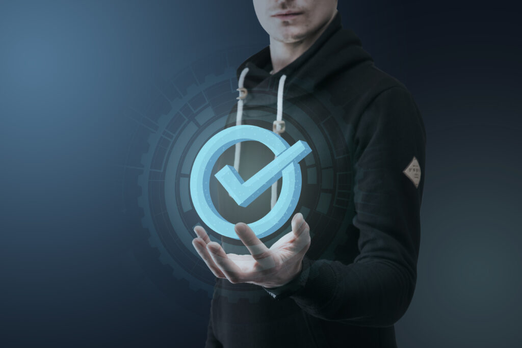 Human Firewall – Mitarbeiter als Schutz vor Cyberangriffen, dargestellt durch eine Hand, die einen Haken hält