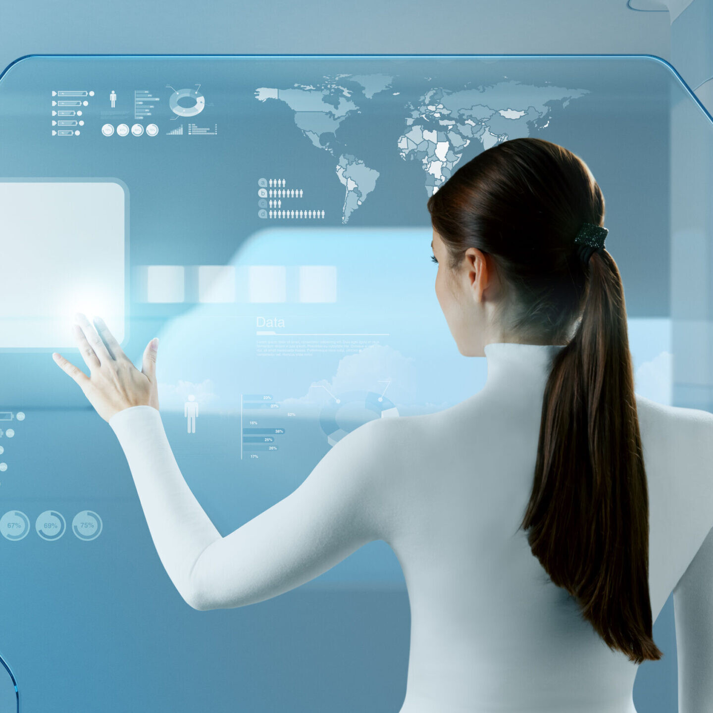 Frau steuert digitale Benutzeroberfläche – Symbolbild für IT-Virtualisierung im Mittelstand