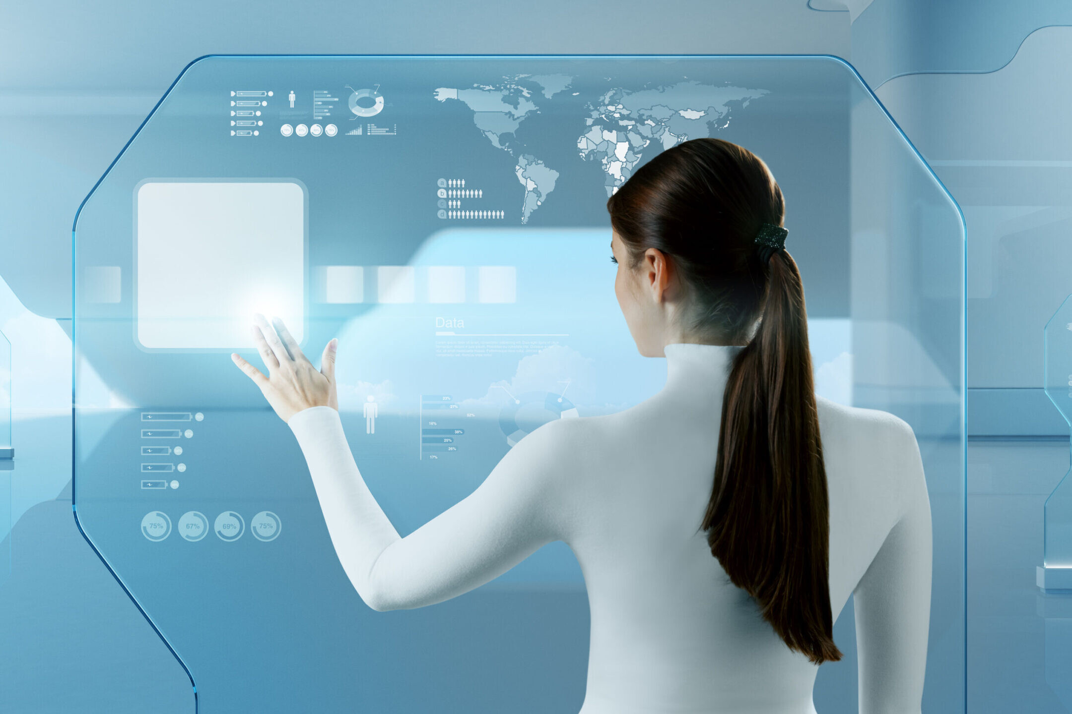 Frau steuert digitale Benutzeroberfläche – Symbolbild für IT-Virtualisierung im Mittelstand