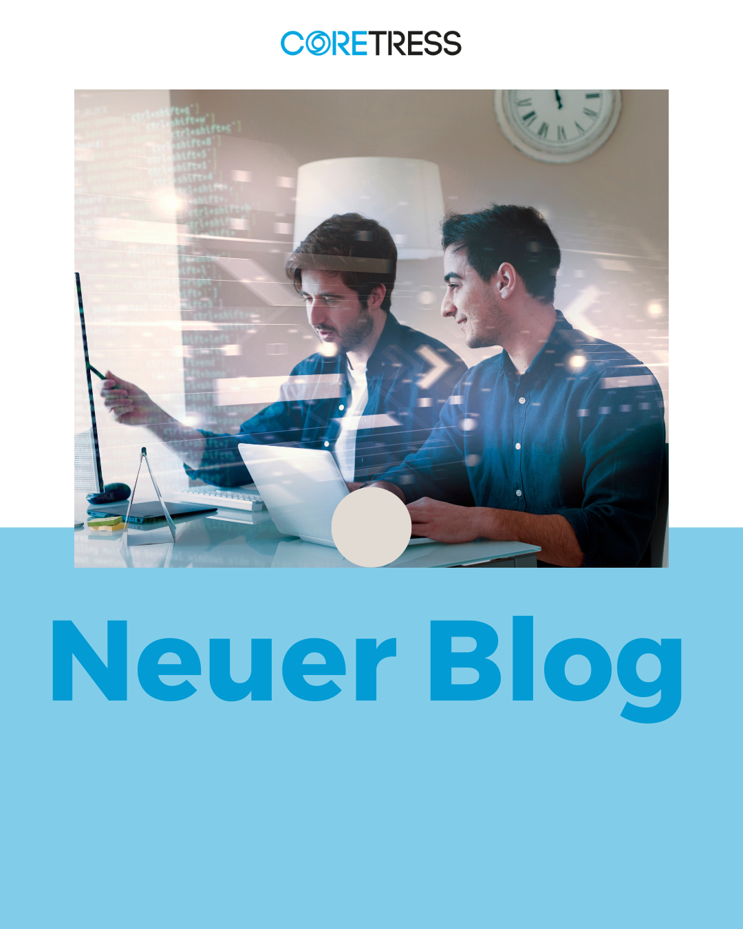 Zwei Männer arbeiten gemeinsam an einem Computer, um IT-Geräte automatisch bereitzustellen, symbolisiert Zero-Touch Deployment in Unternehmen.